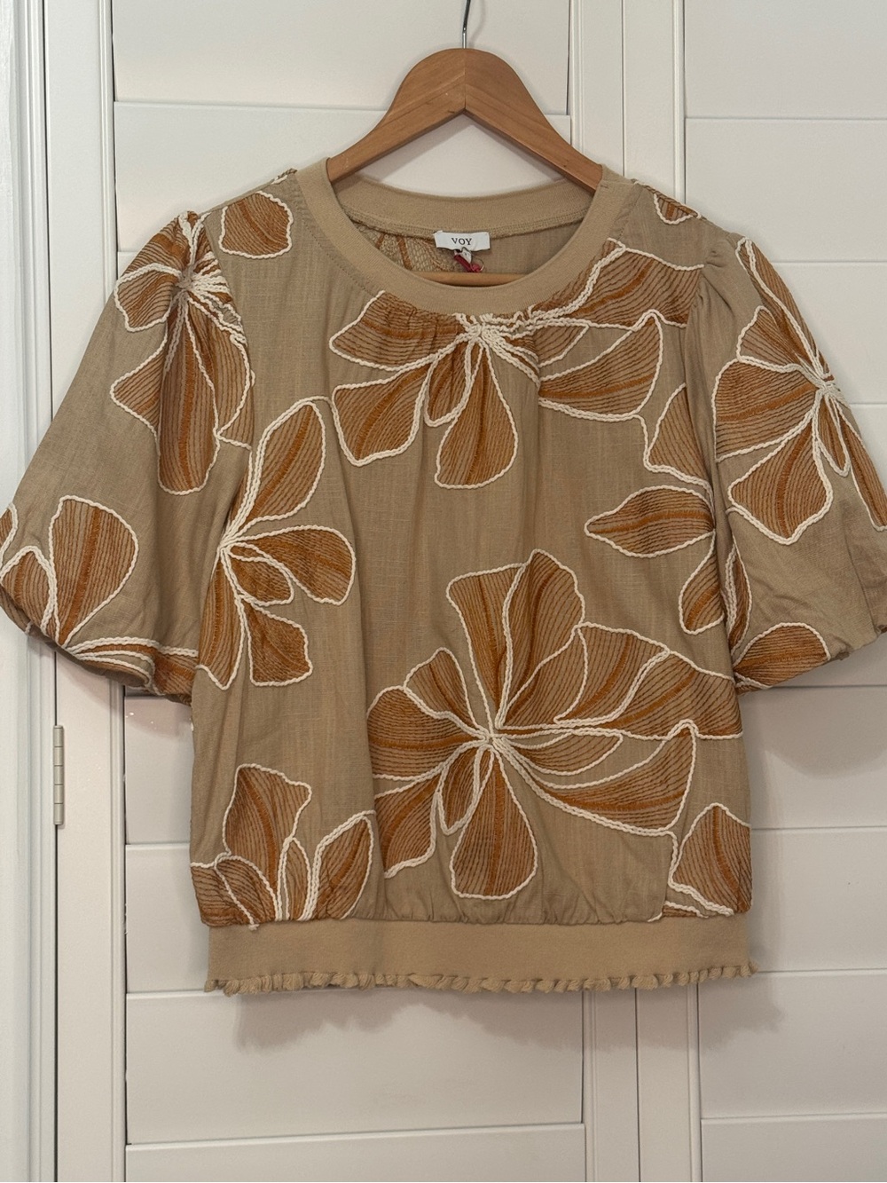 NWT VOY FLORAL EMBROIDERY TOP W/CONTRAST BAND